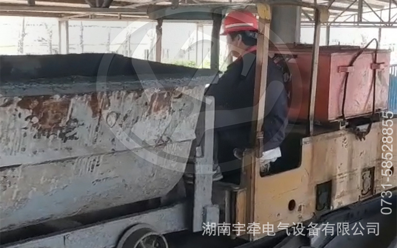 2.5噸蓄電池防爆電機車現(xiàn)場視頻.jpg